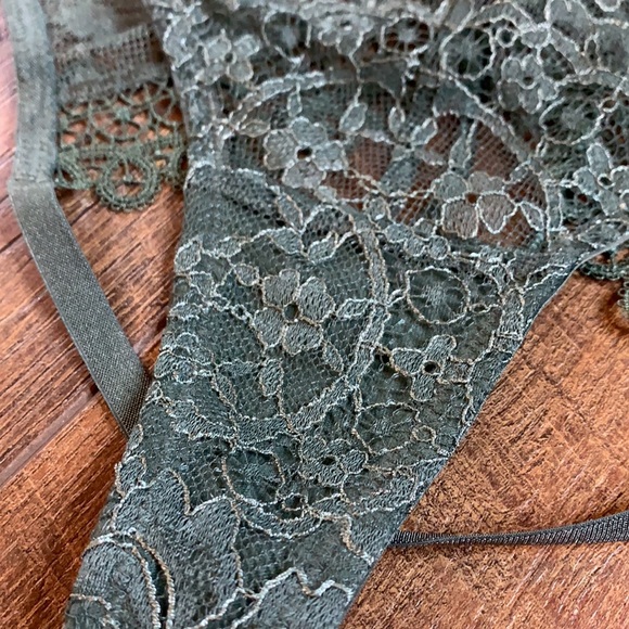 NWOT VS unlined lace bralette & matching panty - Picture 9 of 16